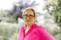 Distinguished Professor Linda Smith headshot